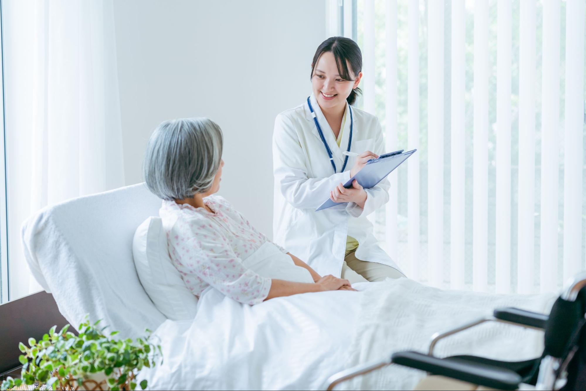 病室のベットで医師から指示を受けている様子