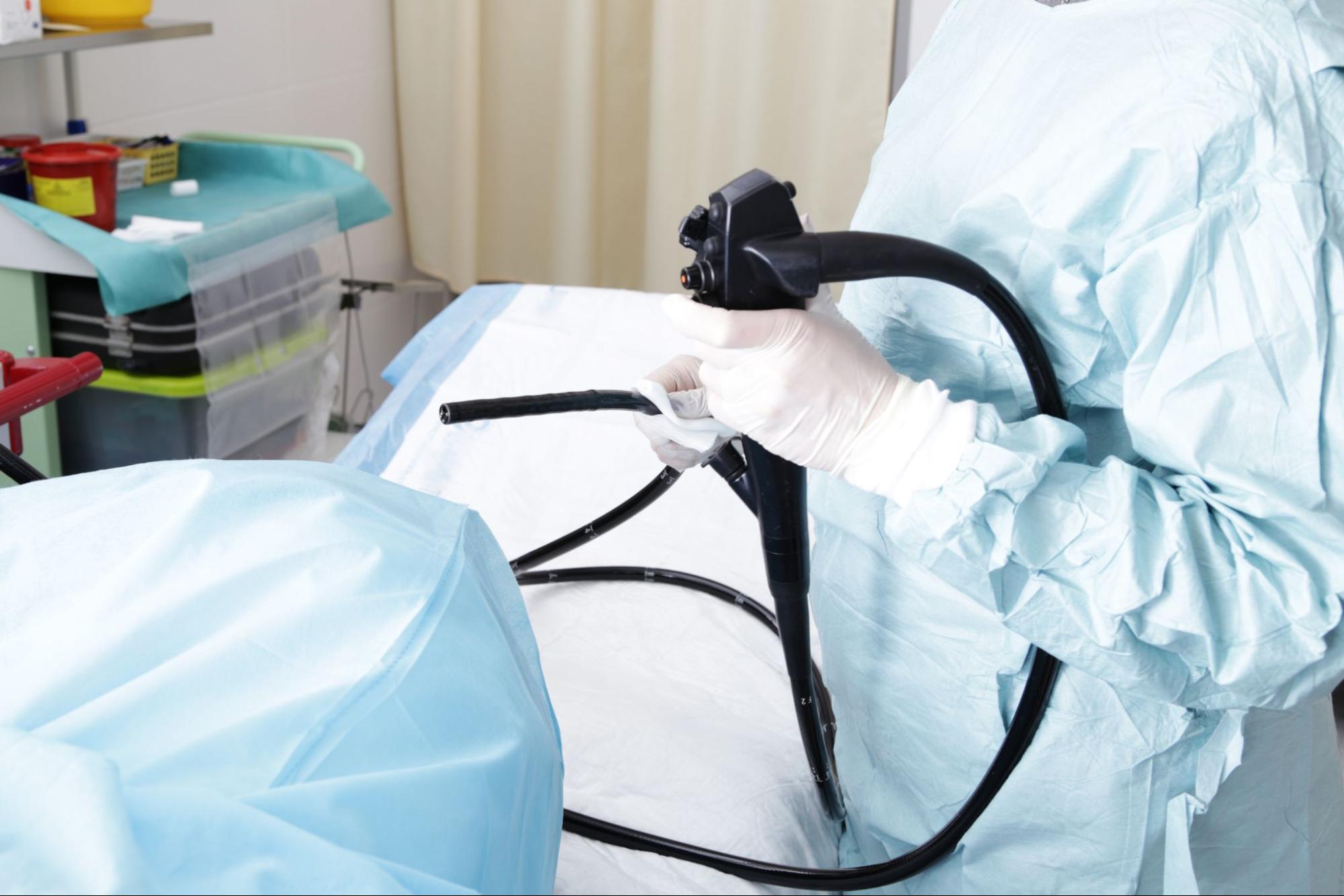 医師が大腸内視鏡検査に使用するスコープを持っている様子