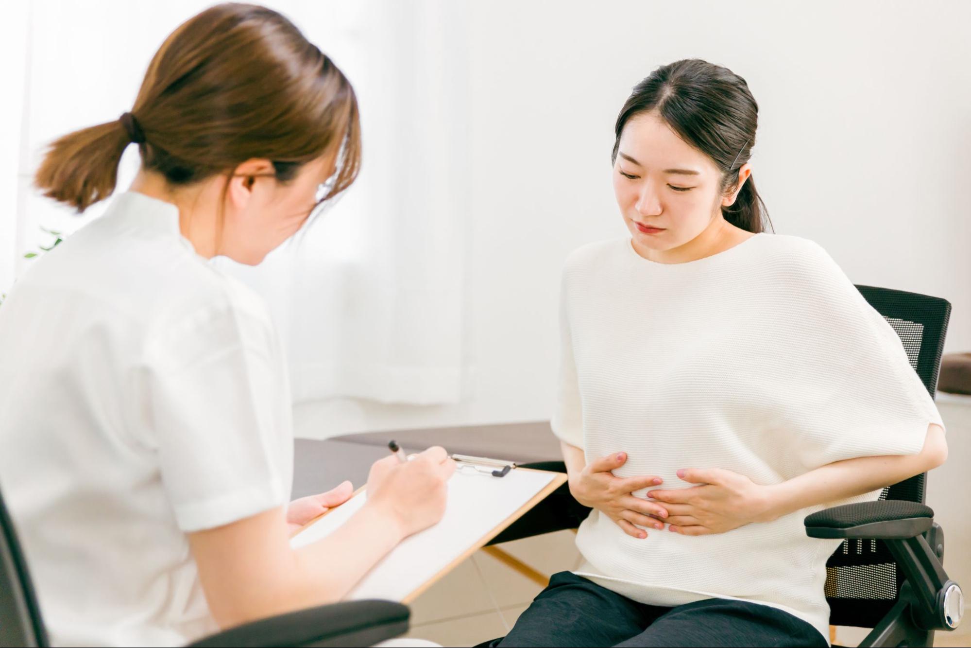 内視鏡検査をするために診察を受けている様子